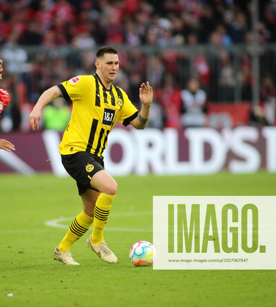 München, Deutschland 01. April 2023: Fussball, Herren, Saison 2022 2023, FC Bayern München - Borussia Dortmund, Bundesliga, Allianz Arena Niklas Süle Suele (Borussia Dortmund) mit Ball im Angriff DFB regulations prohibit any use of photographs as image sequences and or quasi-video