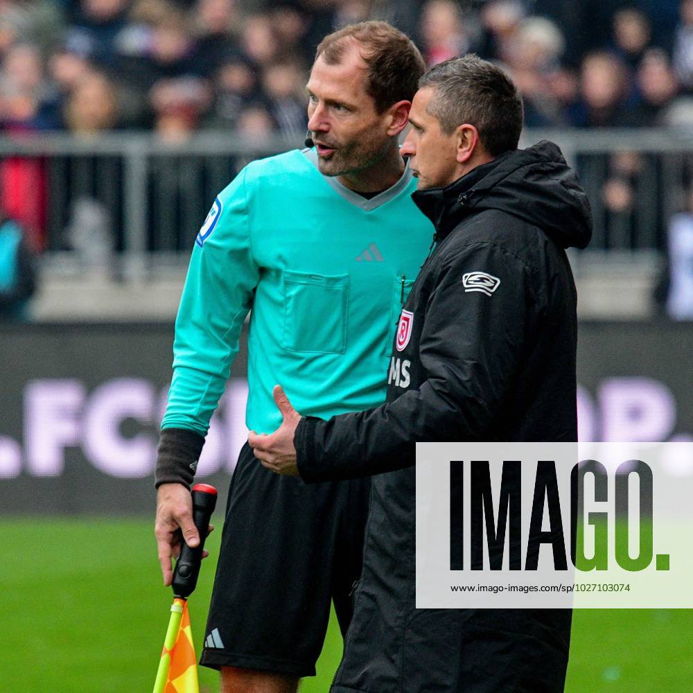 Trainer Mersad Selimbegovic ( Regensburg ) diskutiert mit Schiedsrichter Assistent Rene Rohde Deutschland , Hamburg , Millerntorstadion Fussball , 2. Fussball Bundesliga , FC St Pauli - SSV Jahn Regensburg
