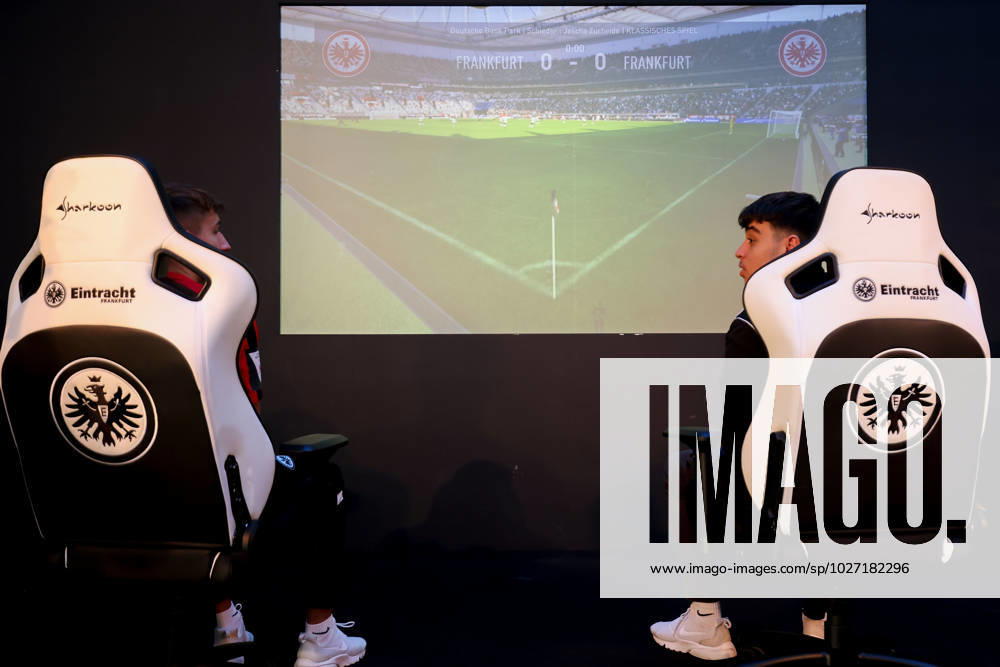 Eröffnung der Esports Academy von Eintracht Frankfurt v.l., Symbolfoto, Symbolbild: FIFA 23 Spiel, Eintracht gegen Eintracht präsentiert von zwei Profispieler der Eintracht Frankfurt