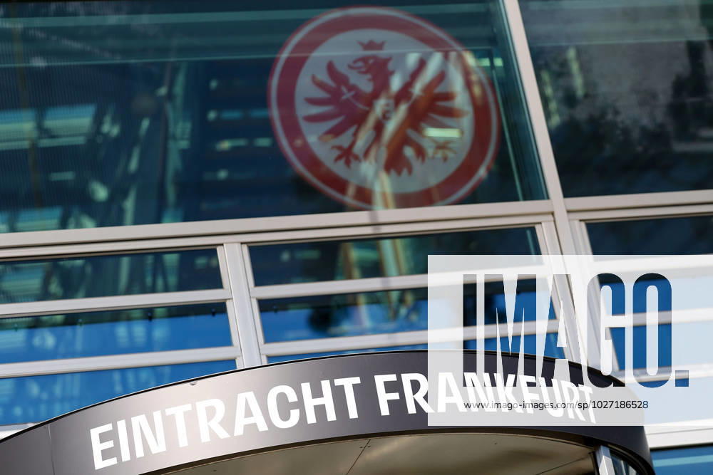 Eröffnung der Esports Academy von Eintracht Frankfurt v.l., Symbolfoto, Symbolbild: Eingang Fussball Profi Camp, Logo Eintracht Frankfurt