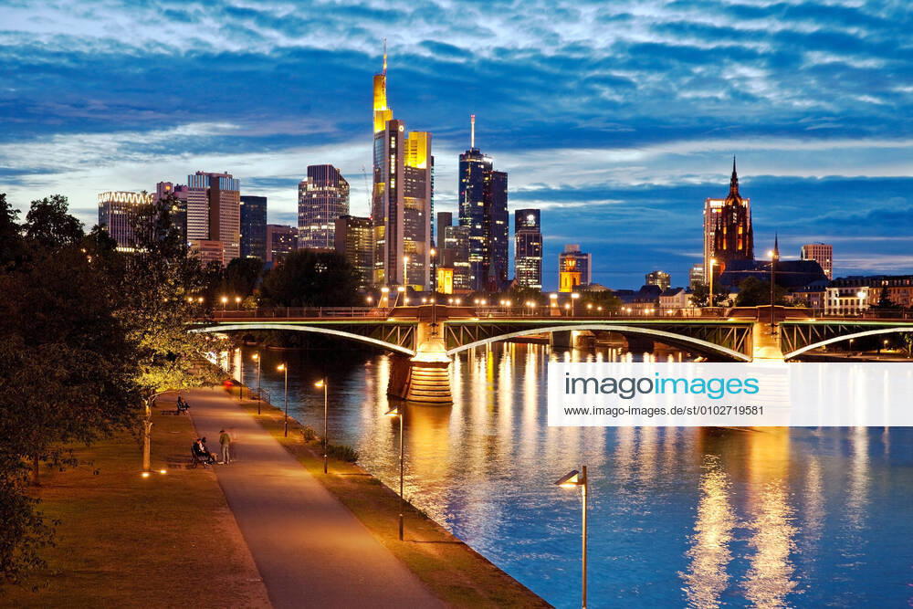 Stadtansicht am Abend mit Main und Bankenviertel, Deutschland, Hessen, Frankfurt am Main cityscape in the evening with the Main and financial district , Germany, Hesse, Frankfurt am Main BLWS624331