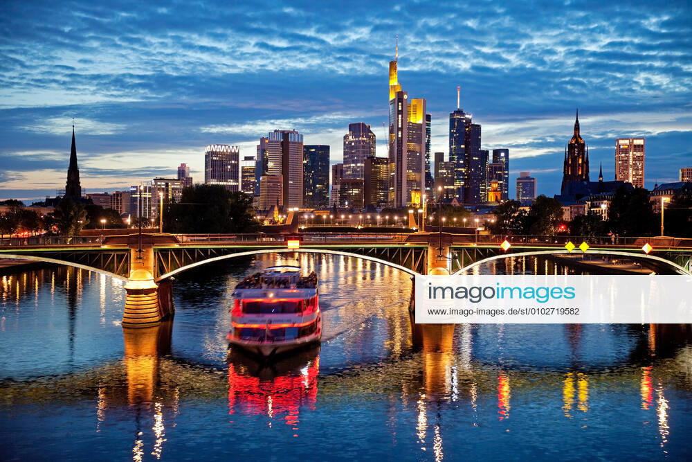 Stadtansicht am Abend mit Main und Bankenviertel, Deutschland, Hessen, Frankfurt am Main cityscape in the evening with the Main and financial district , Germany, Hesse, Frankfurt am Main BLWS624332