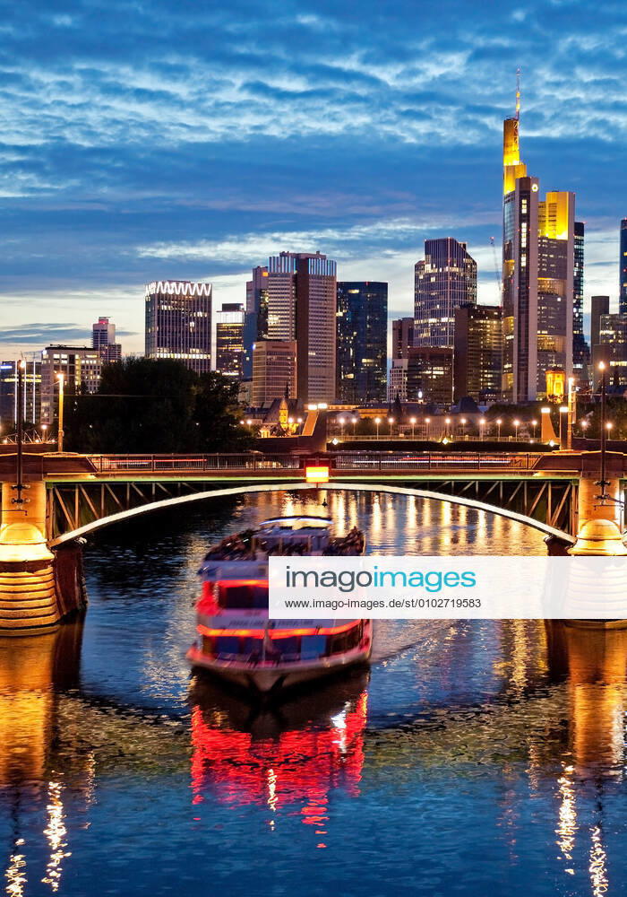 Stadtansicht am Abend mit Main und Bankenviertel, Deutschland, Hessen, Frankfurt am Main cityscape in the evening with the Main and financial district , Germany, Hesse, Frankfurt am Main BLWS624334