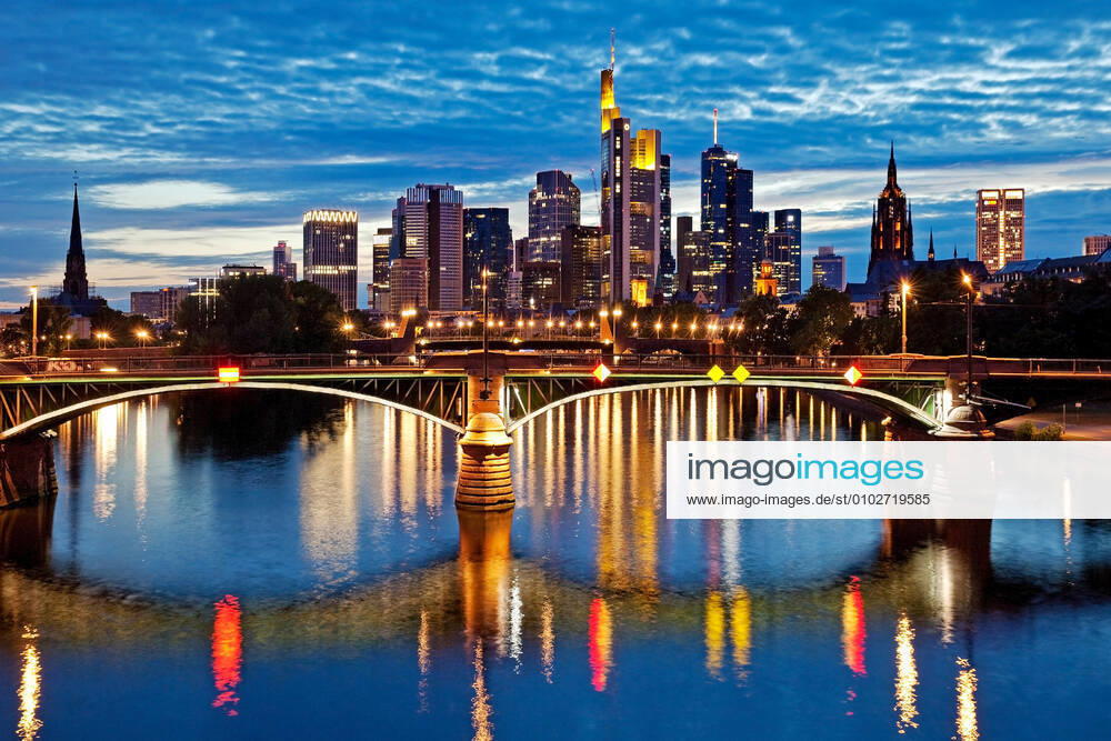 Stadtansicht am Abend mit Main und Bankenviertel, Deutschland, Hessen, Frankfurt am Main cityscape in the evening with the Main and financial district , Germany, Hesse, Frankfurt am Main BLWS624337