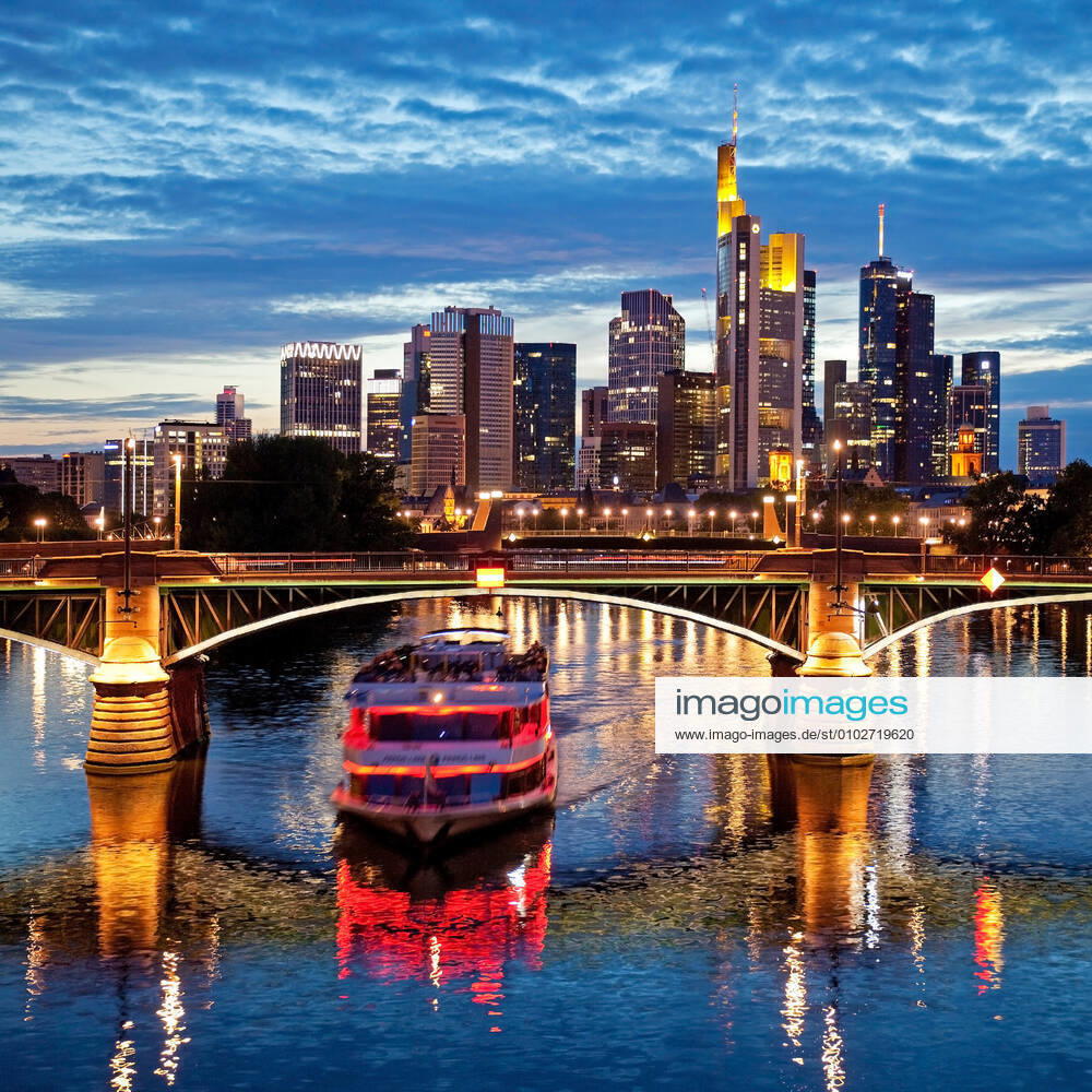 Stadtansicht am Abend mit Main und Bankenviertel, Deutschland, Hessen, Frankfurt am Main cityscape in the evening with the Main and financial district , Germany, Hesse, Frankfurt am Main BLWS624333
