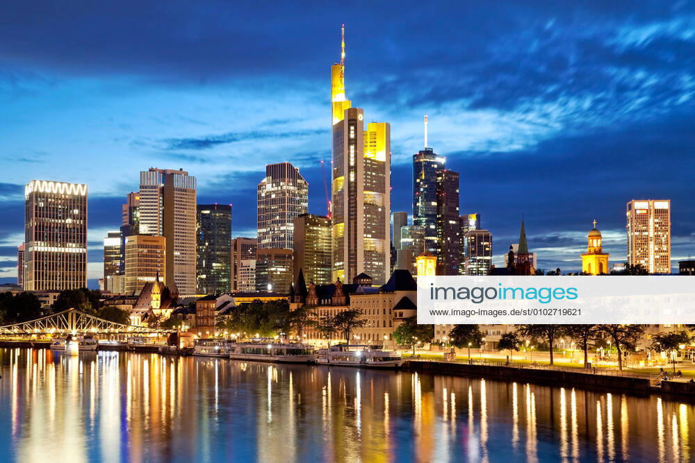 Stadtansicht am Abend mit Main und Bankenviertel, Deutschland, Hessen, Frankfurt am Main cityscape in the evening with the Main and financial district , Germany, Hesse, Frankfurt am Main BLWS624338