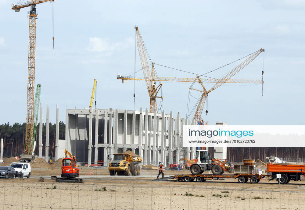 Tesla Giga Factory Gruenheide Gruenheide, DEU, 28.07.2020 - Baustelle Tesla Gigafactory 4 im Ortsteil Freienbrink in Gruenheide, nahe Berlin. Tesla-Chef Elon Musk glaubt, dass der Standort in unvorstellbarer Geschwindigkeit fertiggestellt wird. Gruenheide Brandenburg Deutschland