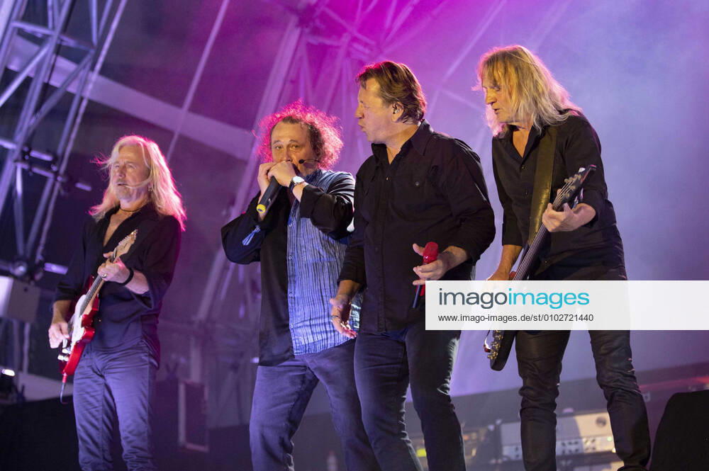 Bernd Römer, Martin Becker, Claudius Dreilich und Christian Liebig von Karat live beim Domstufen-Open Air 2020 auf dem Domplatz. Erfurt