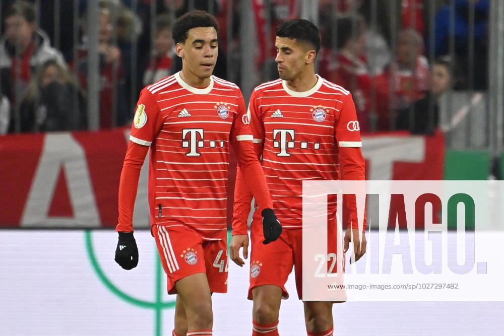 V.li:Jamal MUSIALA (Bayern Muenchen), Joao CANCELO (Bayern Muenchen), Enttaeuschung,Frust,enttaeuscht, frustriert,niedergeschlagen,Aktion. Fussball DFB Pokal Viertelfinale FC Bayern Muenchen - SC Freiburg 1-2 am 04.04.2023, A L L I A N Z A R E N A DFL REGULATIONS PROHIBIT ANY USE OF PHOTOGRAPHS AS IMAGE SEQUENCES AND OR QUASI-VIDEO.