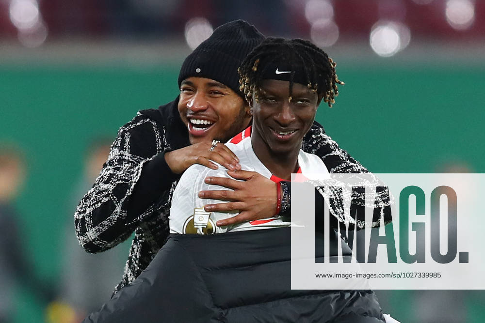 Fussball DFB Pokal 1 4 Finale, RB Leipzig - Borussia Dortmund, v.l. Amadou Haidara (RB Leipzig) Christopher Nkunku (RB Leipzig) Jubel Freude über ueber den Sieg Leipzig