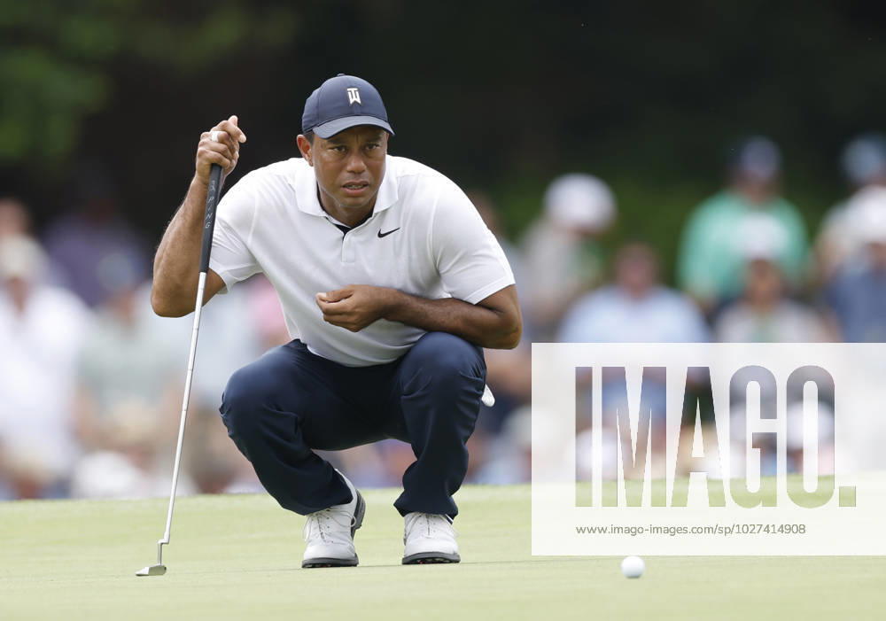 Tiger Woods lines up a putt on the 15th hole in the first round of the Masters Tournament at Augusta National Golf Club in Augusta, Georgia on Thursday, April 6, 2023. AUG20230406015 JOHNxANGELILLO