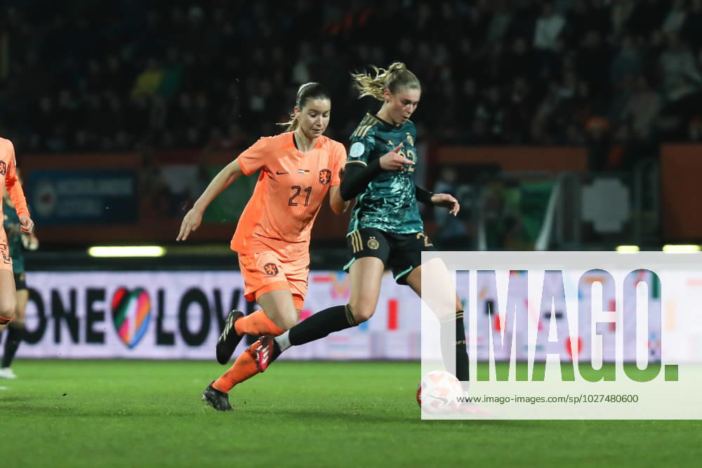 Fussball, UEFA Länderspiel Saison 2022 2023 Freundschaftsspiel Niederlande - Deutschland 07.04.2023, Fortuna Sittard Stadion Damaris Egurrola (Niederlande, 21) Jule Brand (Deutschland, 22) Sittard Fortuna-Sittard-Stadion Niederlande