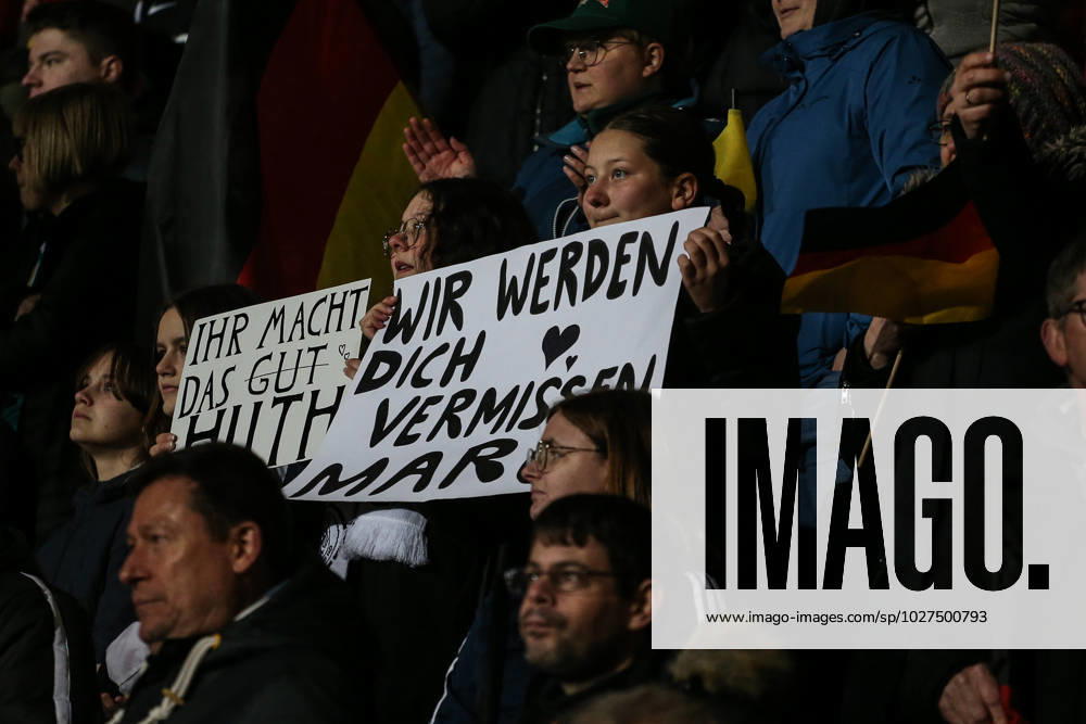Fussball, UEFA Länderspiel Saison 2022 2023 Freundschaftsspiel Niederlande - Deutschland 07.04.2023, Fortuna Sittard Stadion Fans mit einem Plakat mit der Aufschrift Wir werden dich vermissen Marc ( Dzsenifer Marozsan (Deutschland, 10)) Sittard Fortuna-Sittard-Stadion Niederlande
