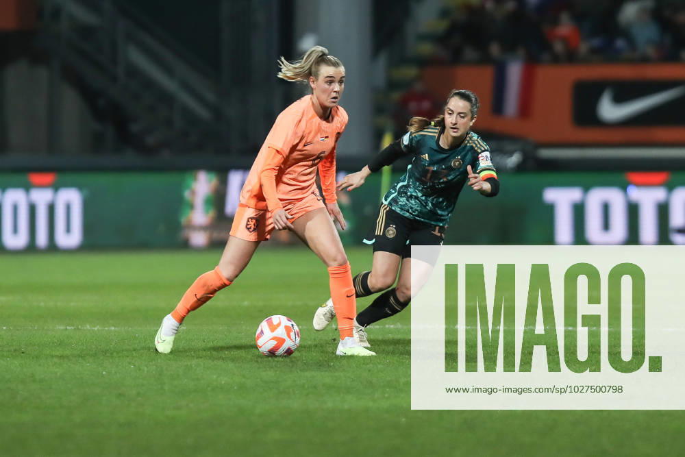 Fussball, UEFA Länderspiel Saison 2022 2023 Freundschaftsspiel Niederlande - Deutschland 07.04.2023, Fortuna Sittard Stadion Jill Roord (Niederlande, 6) Sara Daebritz (Deutschland, 13) Sittard Fortuna-Sittard-Stadion Niederlande
