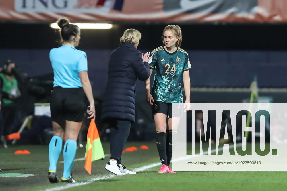 Fussball, UEFA Länderspiel Saison 2022 2023 Freundschaftsspiel Niederlande - Deutschland 07.04.2023, Fortuna Sittard Stadion Martina Voss-Tecklenburg (Bundestrainerin Deutschland) Sjoeke Nuesken (Deutschland, 24) Sittard Fortuna-Sittard-Stadion Niederlande
