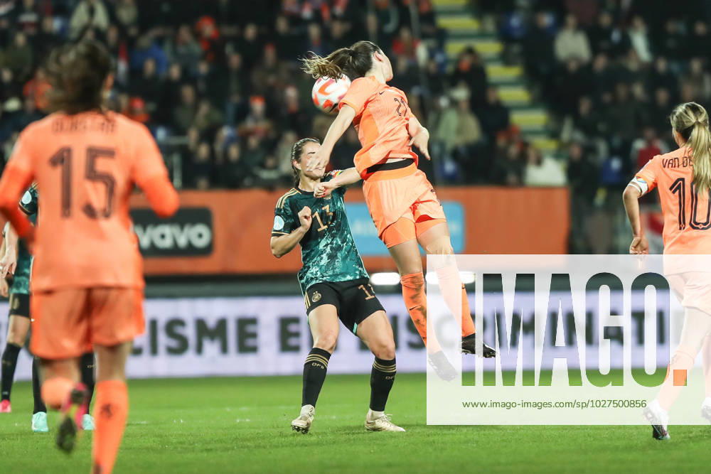 Fussball, UEFA Länderspiel Saison 2022 2023 Freundschaftsspiel Niederlande - Deutschland 07.04.2023, Fortuna Sittard Stadion Sara Daebritz (Deutschland, 13) Damaris Egurrola (Niederlande, 21) Sittard Fortuna-Sittard-Stadion Niederlande