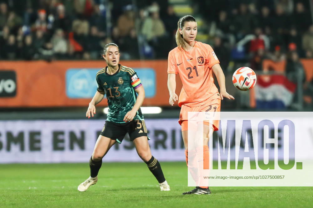 Fussball, UEFA Länderspiel Saison 2022 2023 Freundschaftsspiel Niederlande - Deutschland 07.04.2023, Fortuna Sittard Stadion Sara Daebritz (Deutschland, 13) Damaris Egurrola (Niederlande, 21) Sittard Fortuna-Sittard-Stadion Niederlande