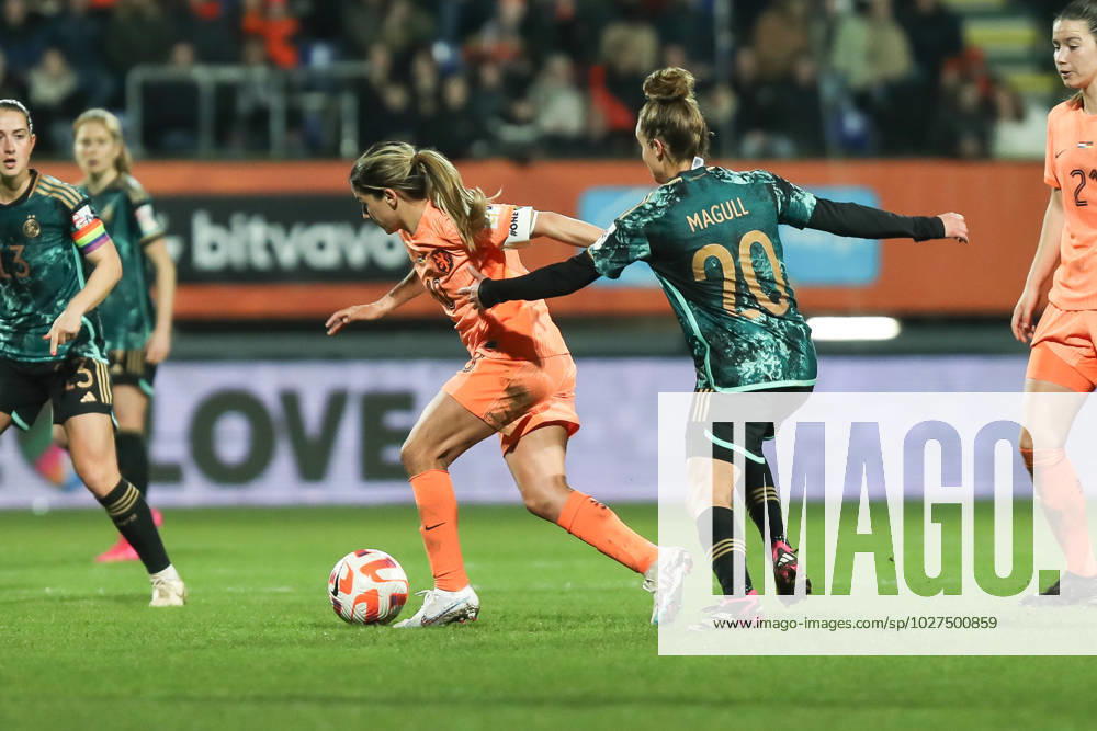 Fussball, UEFA Länderspiel Saison 2022 2023 Freundschaftsspiel Niederlande - Deutschland 07.04.2023, Fortuna Sittard Stadion Danielle van de Donk (Niederlande, 10) Lina Magull (Deutschland, 20) Sittard Fortuna-Sittard-Stadion Niederlande