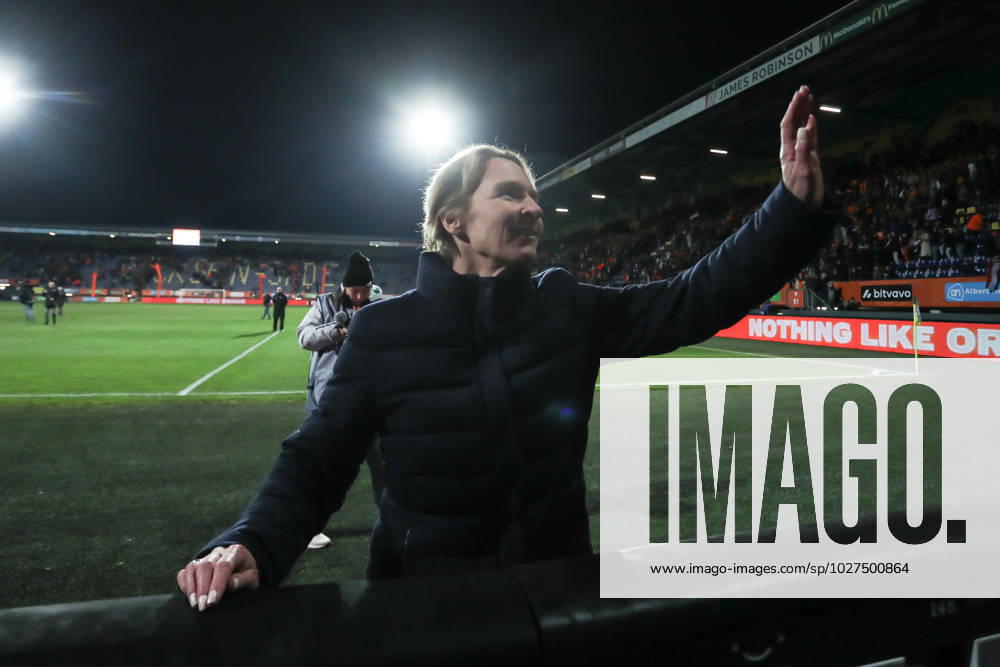 Fussball, UEFA Länderspiel Saison 2022 2023 Freundschaftsspiel Niederlande - Deutschland 07.04.2023, Fortuna Sittard Stadion Martina Voss-Tecklenburg (Bundestrainerin Deutschland) bedankt sich nach dem Spiel bei den Mitgereisten Fans Sittard Fortuna-Sittard-Stadion Niederlande