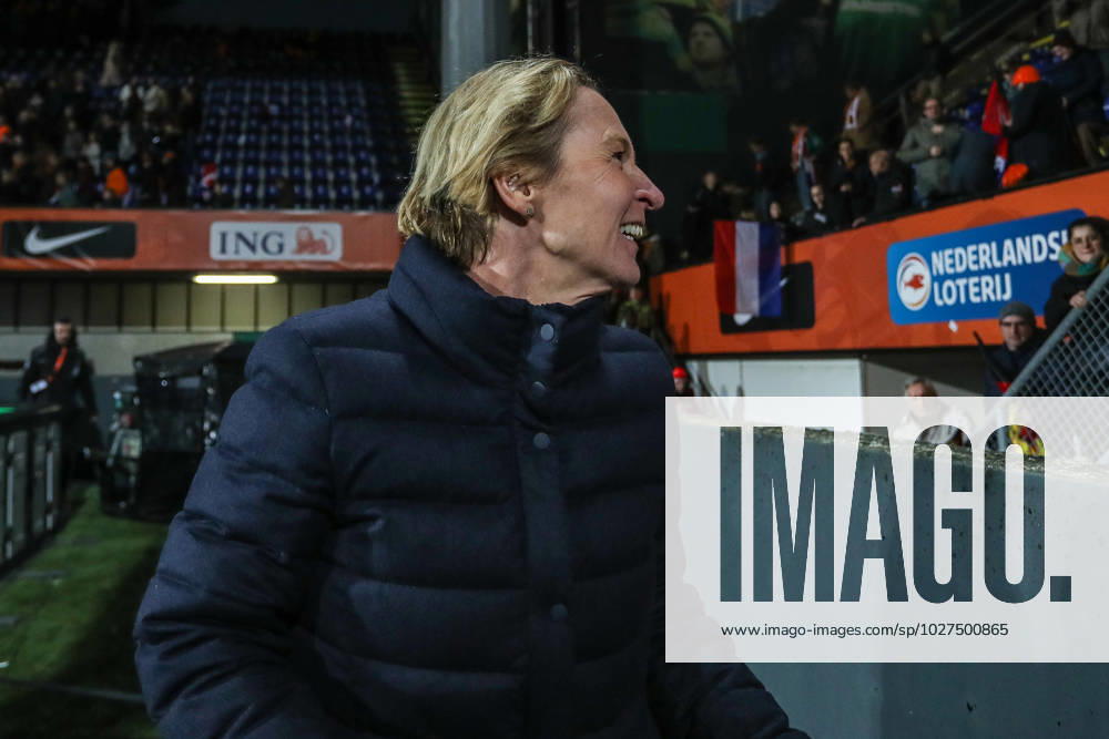 Fussball, UEFA Länderspiel Saison 2022 2023 Freundschaftsspiel Niederlande - Deutschland 07.04.2023, Fortuna Sittard Stadion Martina Voss-Tecklenburg (Bundestrainerin Deutschland) bedankt sich nach dem Spiel bei den Mitgereisten Fans Sittard Fortuna-Sittard-Stadion Niederlande