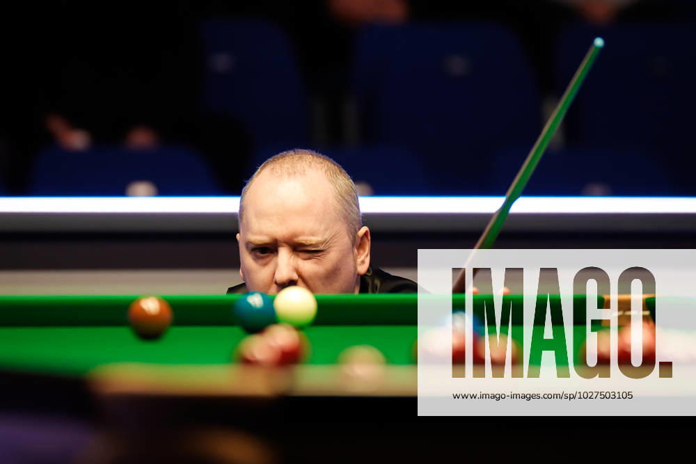 Graeme Dott of Scotland eyes the ball in the third round match against Andy Hicks of England on day 6 of the Cazoo World Championship, WM, Weltmeisterschaft 2023 Qualifiers at English Institute of on April 8, 2023 in Sheffield, England.