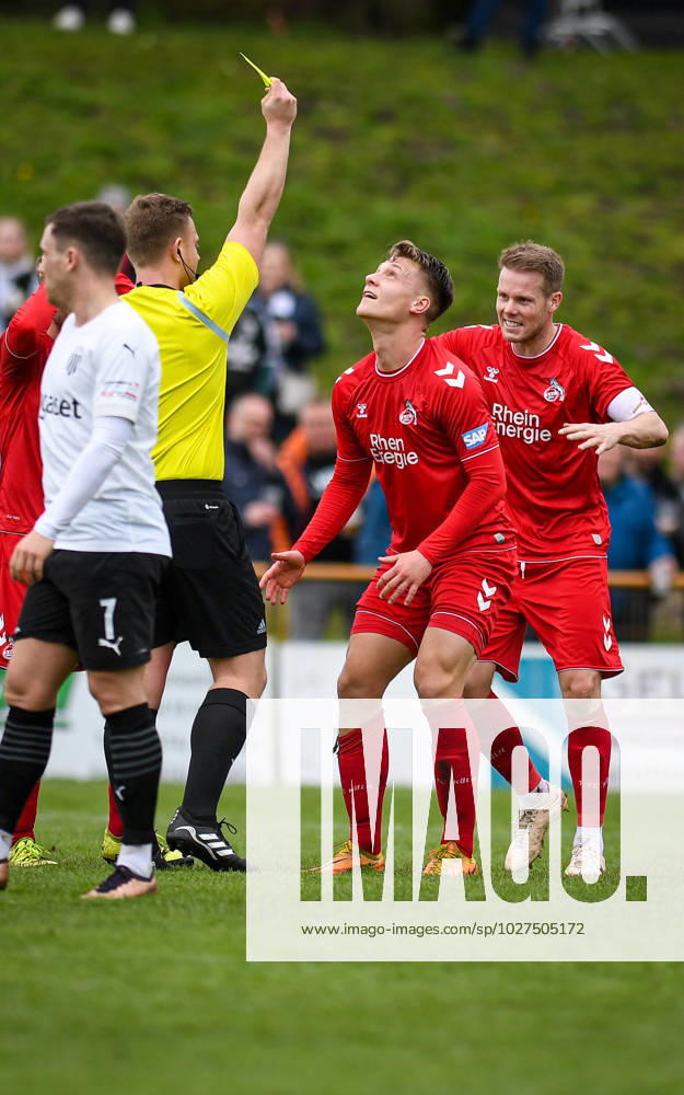 Fussball, Saison 2022 2023, Regionalliga West, 08.04.2023, 29. Spieltag, Herren, 1.FC Bocholt (weiss) vs. 1.FC Koeln U23 (rot) v.l.: Johannes Liedtke (Schiedsrichter), Leon Schneider (1.FC Köln U23, gelbe Karte), Lukas Nottbeck (1.FC Köln U23), Bocholt Sportanlage 1.FC Bocholt - Gigaset-Arena Nordrhein-Westfalen Deutschland