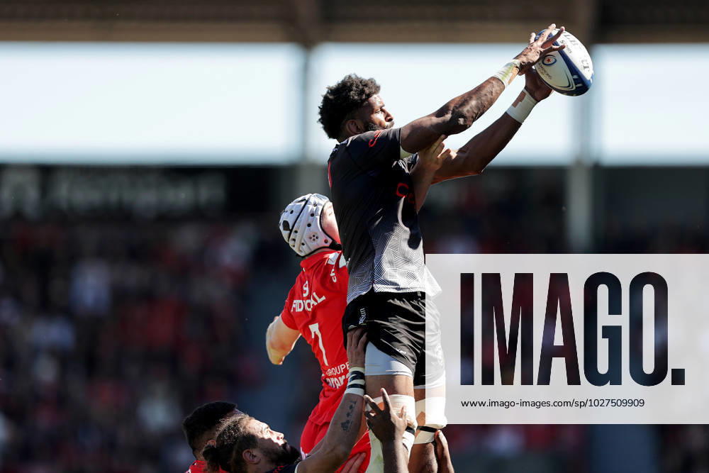 Heineken Champions Cup Quarter-Final, Stade Ernest Wallon, Toulouse, France 8 4 2023 Toulouse vs Cell C Sharks Cell C Sharks Hyron Andrews and Thibaud Flament of Stade Toulousain in a line-out Hyron Andrews and Thibaud Flament in a line-out 8 4 2023