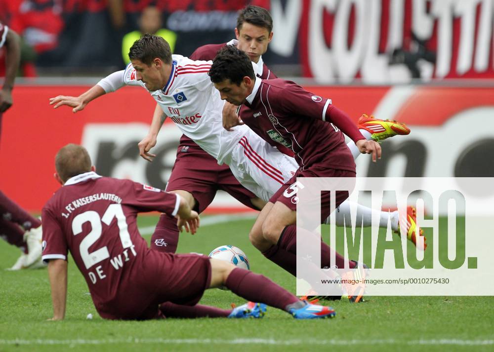 Fußball Bundesliga, 28.Spieltag, 1.FC Kaiserslautern - Hamburger SV am Samstag (31.03.2012) im Fritz-Walter-Stadion in Kaiserslautern.Lauters Julian Derstroff (r) und Pierre de Wit (r) und der Hamburger Ivo Ilicevic(M) kämpfen um den Ball. 1.FC Kaiserslautern - Hamburger SV