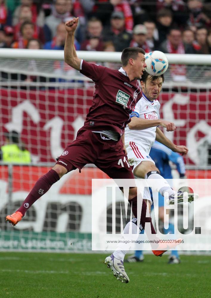 Fußball Bundesliga, 28.Spieltag, 1.FC Kaiserslautern - Hamburger SV am Samstag (31.03.2012) im Fritz-Walter-Stadion in Kaiserslautern.Der Hamburger Heiko Westernmann (r) und Lauterns Sandro Wagner kämpfen um den Ball. 1.FC Kaiserslautern - Hamburger SV