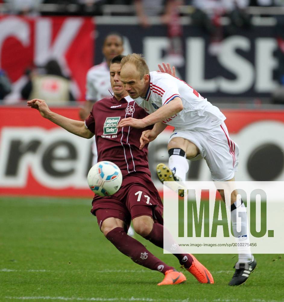 Fußball Bundesliga, 28.Spieltag, 1.FC Kaiserslautern - Hamburger SV am Samstag (31.03.2012) im Fritz-Walter-Stadion in Kaiserslautern.Lauters Sandro Wagner (l) und der Hamburger David Jarolim kämpfen um den Ball. 1.FC Kaiserslautern - Hamburger SV