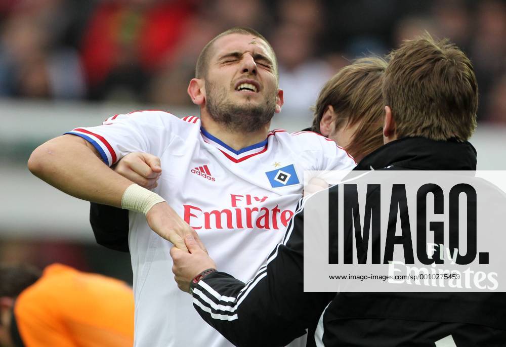 Fußball Bundesliga, 28.Spieltag, 1.FC Kaiserslautern - Hamburger SV am Samstag (31.03.2012) im Fritz-Walter-Stadion in Kaiserslautern.Mladen Petric verlässt verletzt den Platz. 1.FC Kaiserslautern - Hamburger SV
