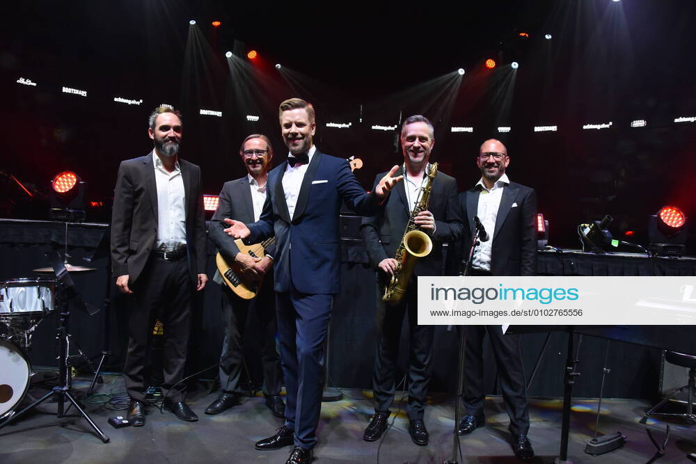Der Musiker und Entertainer Tom Gaebel feiert 2020 sein 15jähriges Jubiläum und spielt mit seiner Band im Rahmen von Arena Now ein Best of Konzert am 17.08. in seiner Wahlheimat Köln