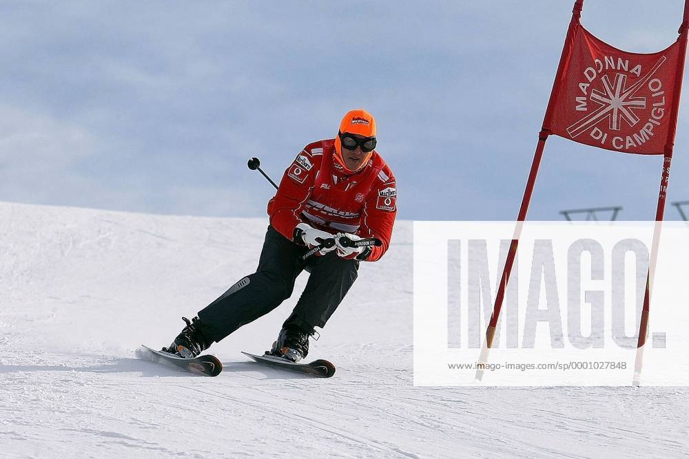 Michael Schumacher (Deutschland Ferrari) beim Wintersport Alpiner Skilauf Herren Ferrari-Skiwoche 2004, Formel 1 Weltmeisterschaft, F, F1, GP, WM, Vdig Einzelbild Madonna di Campiglio, Go Cart, Gocart, Icecart