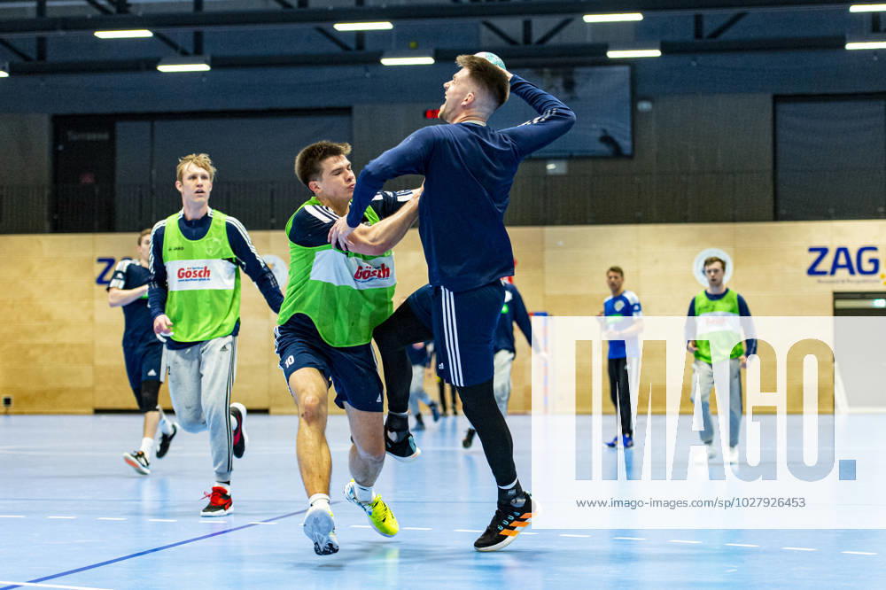 Renars Uscins (TSV Hannover-Burgdorf, Nr. 10) Hannes Feise (TSV Hannover-Burgdorf, Nr. 56) (v.l.), Mannschaftstraining TSV Hannover-Burgdorf (30.03.2023, Sporthalle Vinnhorst (Hannover, GER),