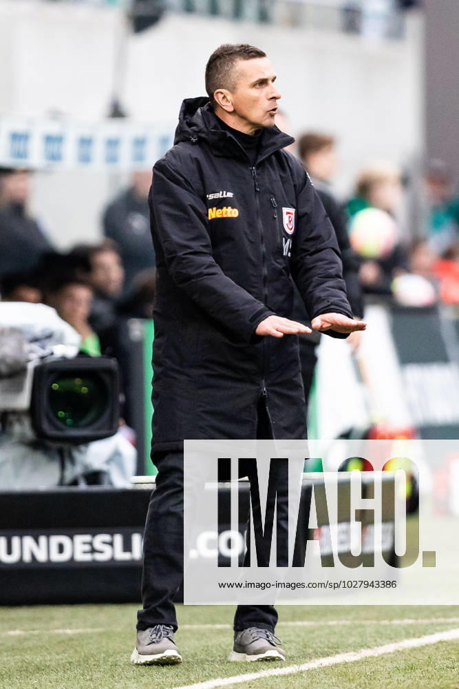 Mersad Selimbegovic (SSV Jahn Regensburg, Trainer) GER, SPVGG Greuther Fuerth vs. SSV Jahn Regensburg, 2.Bundesliga, Fussball, 14.04.2023, 28.Spieltag, Saison 2022 2023 DFB, DFL REGULATIONS PROHIBIT ANY USE OF PHOTOGRAPHS AS IMAGE SEQUENCES AND OR QUASI-VIDEO SPVGG Greuther Fuerth vs. SSV Jahn Regensburg, 2.Bundesliga, Fussball, 14.04.2023, 28.Spieltag, Saison 2022 2023 Fuerth