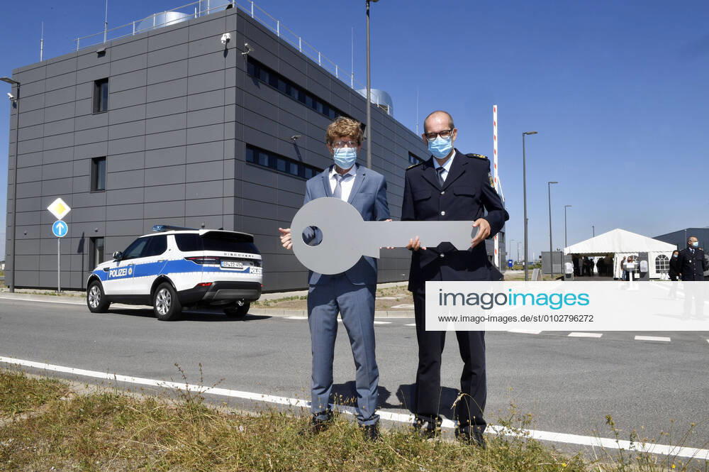 Engelbert Lütke Daldrup, Vorsitzender der Geschäftsführung der Flughafen Berlin Brandenburg GmbH, und Karl-Heinz Weidner, Präsident der Bundespolizeidirektion Berlin beim Fototermin anlässlich der Fertigstellung des Dienstgebäudes der Bundespolizei am Flughafen Berlin Brandenburg. Schönefeld