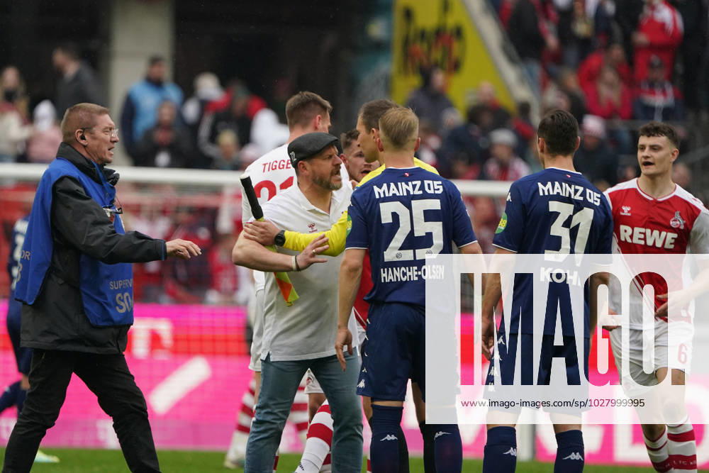 Fussball, 1.BL Saison 2022 20203, 1.FC Köln- 1.FSV Mainz 05 15.04.2023, Rheinenergie Stadion Köln Steffen Baumgart, 1.FC Köln, protestiert, Schiedsrichter Benjamin Cortus