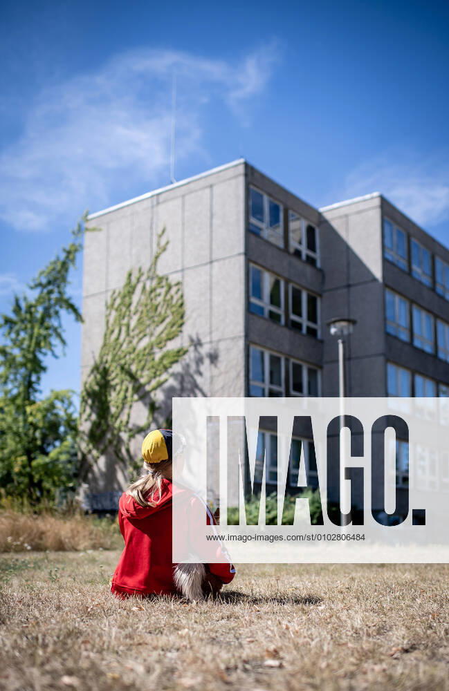 IMAGO Creative: Gesellschaft, Armut 31. Juli 2020: Leipzig (Sachsen), Stadtteil Gruenau: Ein Kind sitzt vor einem Plattenbau in Leipzig-Gruenau.