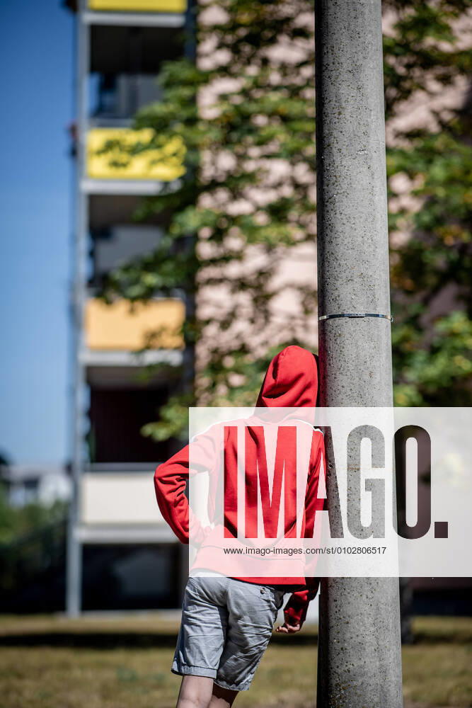 IMAGO Creative: Gesellschaft, Armut 31. Juli 2020: Leipzig (Sachsen), Stadtteil Gruenau: Ein Kind steht vor einem Plattenbau in Leipzig-Gruenau.