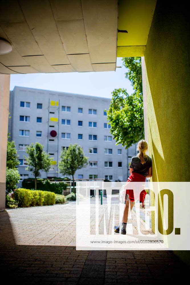 IMAGO Creative: Gesellschaft, Armut 31. Juli 2020: Leipzig (Sachsen), Stadtteil Gruenau: Ein Kind steht vor einem Plattenbau in Leipzig-Gruenau.