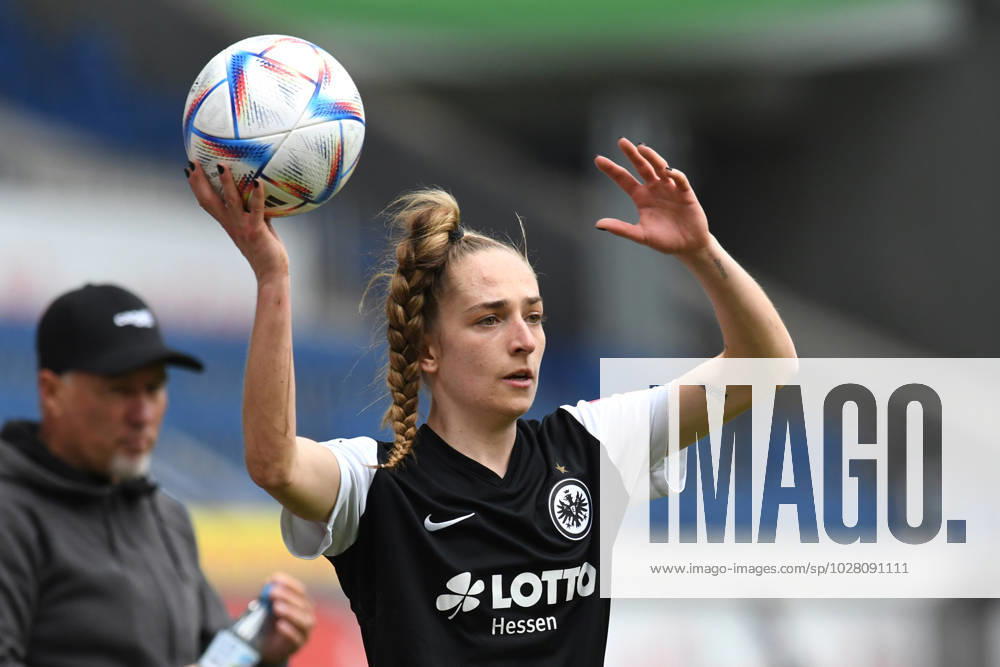 Sophia Kleinherne ( Eintracht Frankfurt Frauen ) beim Einwurf. GER, MSV Duisburg Frauen vs Eintracht Frankfurt Frauen, Fussball, Bundesliga, 16. Spieltag Spielzeit 2022 2023, 16.04.2023 DFL DFB REGULATIONS PROHIBIT ANY USE OF PHOTOGRAPHS AS IMAGE SEQUENCES AND OR QUASI-VIDEO GER, MSV Duisburg Frauen vs Eintracht Frankfurt Frauen, Fussball, Bundesliga, 16. Spieltag Spielzeit 2022 2023, 16.04.2023 Duisburg