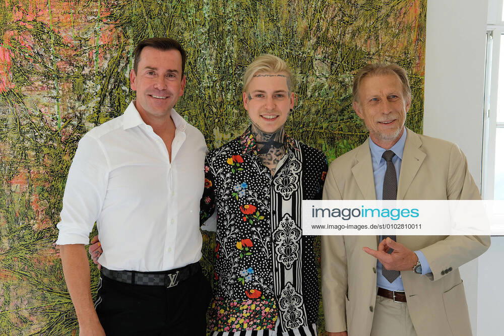 Bilder des Jahres 2020, Entertainment 07 Juli Entertainment Themen der Woche KW31 Alexander Höller mit seinem Vater Jürgen Höller und Fussballtrainer Christoph Daum bei seiner Ausstellungseröffnung Höller -Sturm am 31.07.2020 in der Galerie Martina Kaiser in Köln Ausstellungseröffnung von Kunst Shooting-Star Alexander Höller in Köln