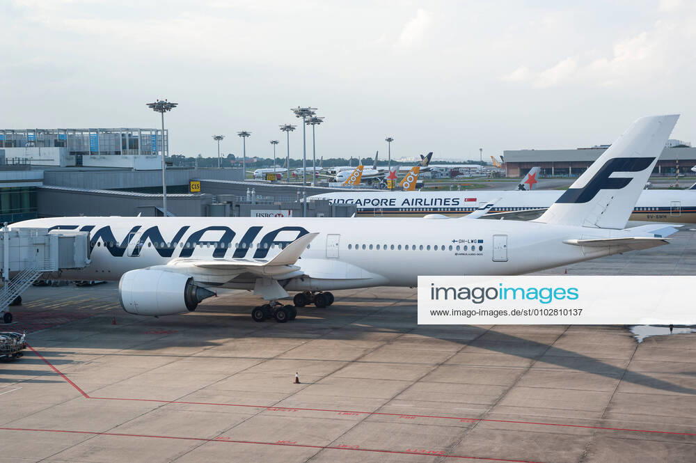 Singapur, Republik Singapur, Asien - Ein Airbus A350 Passagierflugzeug der Finnair an einem Flugsteig am Terminal 1 auf dem Flughafen Changi. Durch die globale Verbreitung des Coronavirus (Covid-19) hat sich das weltweite Flugaufkommen drastisch reduziert und es kommt zu erheblichen Flugausfaellen. Auf Grund der Coronakrise schrumpfte Singapurs Wirtschaft um mehr als 40 Prozent im zweiten Quartal dieses Jahres und die suedostasiatische Finanzmetropole rutschte seit ueber einem Jahrzehnt erneut in eine Rezession.