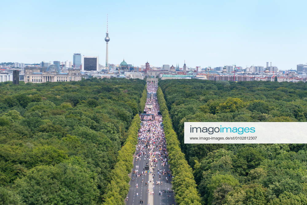 Berlin, Anti-Corona-Protest Deutschland, Berlin - 01.08.2020: Im Bild ist der Anti-Corona-Protest auf der Straße des 17. Juni zu sehen. Berlin Berlin Deutschland