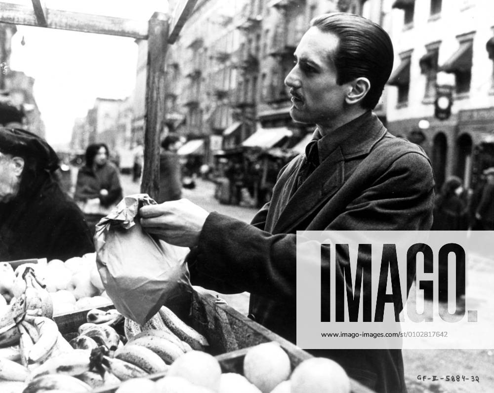 OSCARS. Bester Nebendarsteller. Preisträger 1971-1980 THE GODFATHER II ROBERT DE NIRO THE GODFATHER II ROBERT DE NIRO as Vito Corleone Date: 1974. Strictly editorial use only in conjunction with the promotion of the film. Credit line mandatory. This image is copyright of the film company and is supplied under the terms of issue as film still. No commercial or book cover use permitted without prior consent from the film company. Mandatory credit line: Image courtesy PARAMOUNT PICTURES Ronald Grant Archive Mary Evans