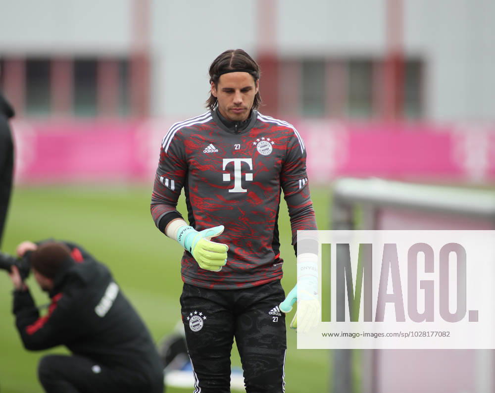 München, Deutschland 18. April 2023: Fussball, Herren, Saison 2022 2023, FC Bayern München, Säbener Strasse, Trainingsgelände, Training, Abschlusstraining Yann Sommer (FC Bayern München) auf dem Weg zum Trainingsplatz