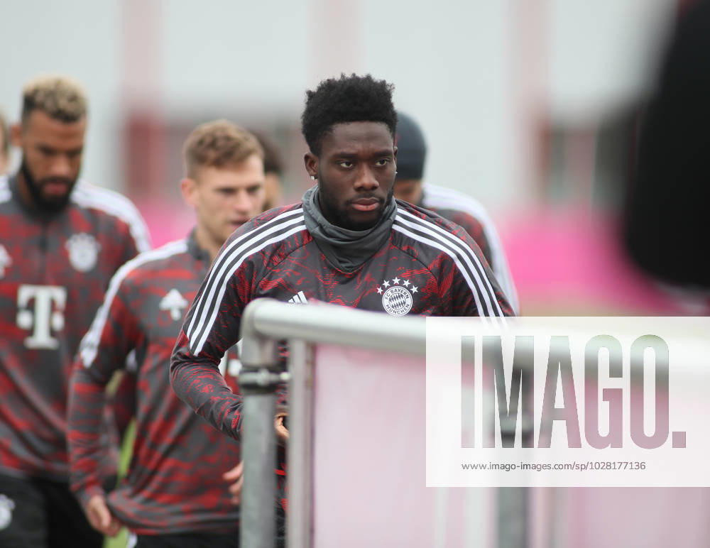 München, Deutschland 18. April 2023: Fussball, Herren, Saison 2022 2023, FC Bayern München, Säbener Strasse, Trainingsgelände, Training, Abschlusstraining Alphonso Davies (FC Bayern München) auf dem Weg zum Trainingsplatz