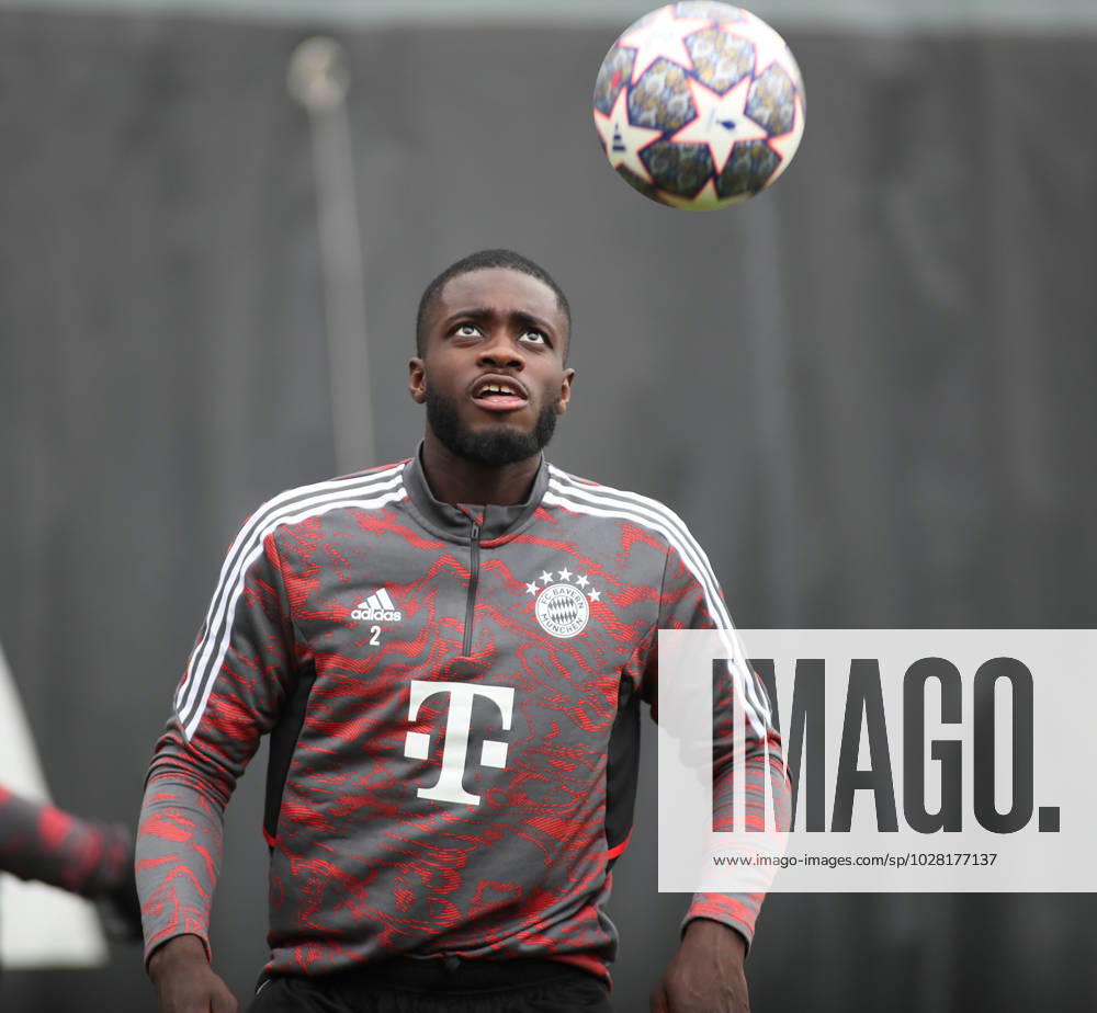 München, Deutschland 18. April 2023: Fussball, Herren, Saison 2022 2023, FC Bayern München, Säbener Strasse, Trainingsgelände, Training, Abschlusstraining Dayot Upamecano (FC Bayern München) mit Blick auf den Ball