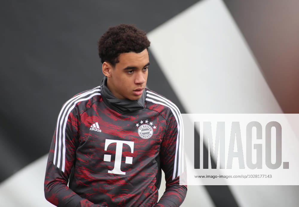 München, Deutschland 18. April 2023: Fussball, Herren, Saison 2022 2023, FC Bayern München, Säbener Strasse, Trainingsgelände, Training, Abschlusstraining Jamal Musiala (FC Bayern München) schauen, beobachten
