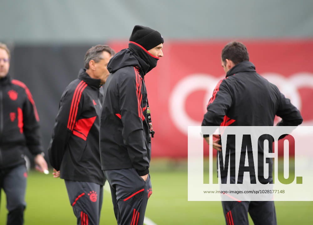München, Deutschland 18. April 2023: Fussball, Herren, Saison 2022 2023, FC Bayern München, Säbener Strasse, Trainingsgelände, Training, Abschlusstraining Thomas Tuchel, Trainer (FC Bayern München) im Gespräch mit seinen Trainerteam